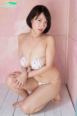 美女露胸露100%双乳头无遮挡